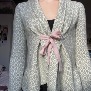 Odd molly kofta  - Jätte söt odd molly kofta🫶 har nästan aldrig använt💕Skulle tro att den är S