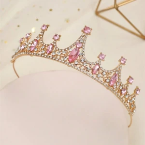 Prinsesskrona  - Jättefin prinsess krona nu till halloween, köpte men ångra mig. Ifrån SHEIN💕köparen står för eventuell frakt 