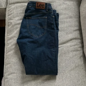 Lee x straight  - Säljer dessa lee jeans, använda ca 2 ggr, nyskick. Köpt för 999 säljer för 450. Storlek W34 L32
