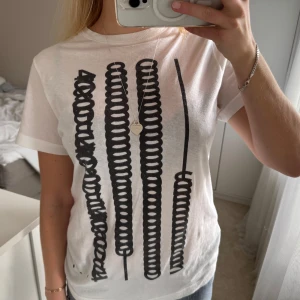 T-shirt - T-shirt från Marc Jacobs i storlek S. så så fiiin!!!!🖤