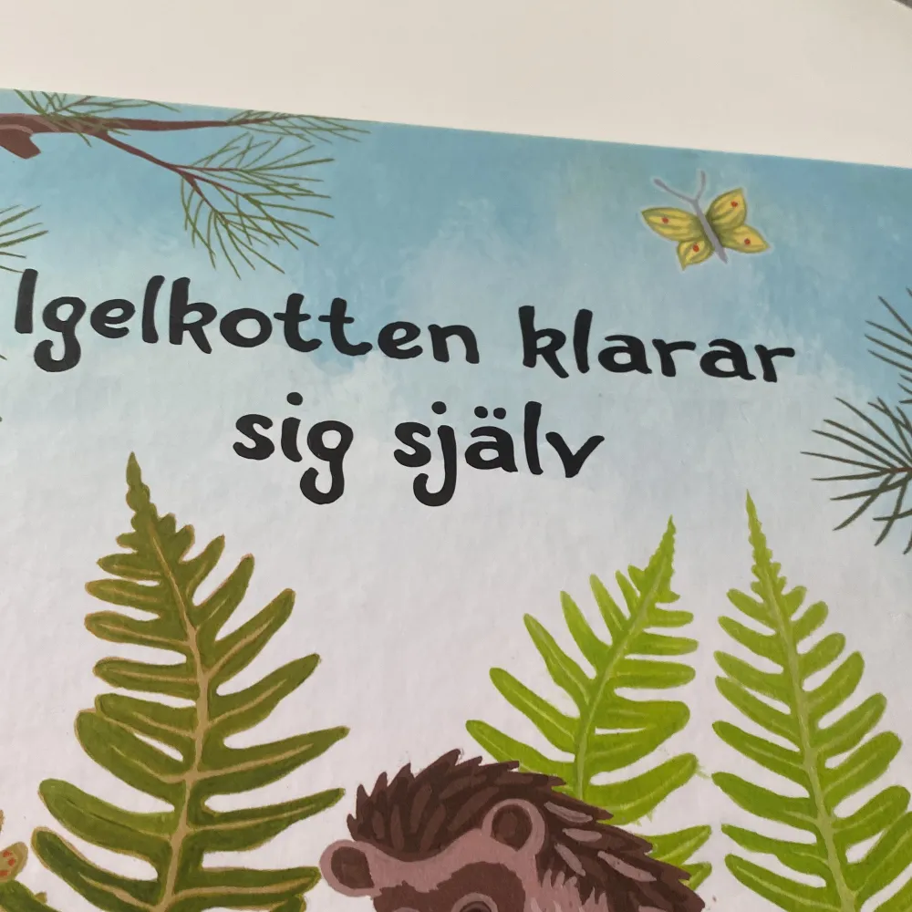 En charmig barnbok om en igelkott som ger sig ut på äventyr i skogen. Boken är fylld med illustrationer av skogens djur och växter, och handlar om att klara sig själv och möta nya utmaningar. Perfekt för barn som älskar naturen och vill lära sig mer om djurens värld.. Böcker.