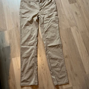 Beiga byxor - Bra skick, knappt använda.  Hör av dig för mer information!