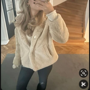 Beige teddy/päls jacka - Mysig jacka som inte kommit till användning!