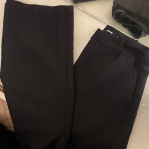 Kostym byxor - Ett par snygga utsvängda kostymbyxor som är perfekta för en trendig och elegant look🖤