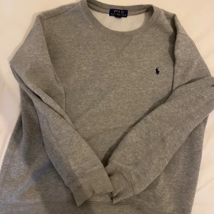 Ralph Laurent sweatshirt - Storlek 14-16 år  Jättefint skick knappt andvänd Nypris 1000 Pris kan diskuteras