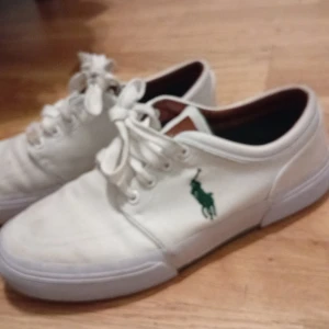 Ralph Lauren Skor  - Storlek 40. Pris kam diskuteras vid snabb affär. Jätte bra skick, säljer för att när jag beställde dem så va dem för små.