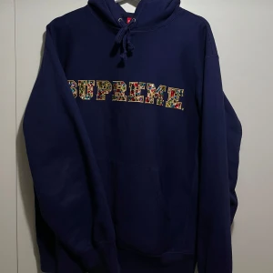 Supreme hoodie - Säljer denna feta supreme hoodien 😭 riktigt skön tjock hoodie med nice fit. Det är typ pärlor som sitter på bokstäverna, från supremes hemsida typ 2020. 