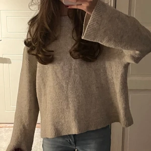 Stickad tröja - Snyggaste stickade tröjan från Gina tricot i storlek Xs men passar mig mig som har S. Jätte bra passform, nypris ligger på 400kr. Slutsåld i alla storlekar💞💞