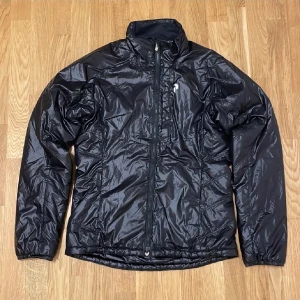 Peak performance jacka - Säljer min glansiga peak performance jacka för jag köpt en ny. Den är i 10/10 skick utan defekter. Den är köpt för 1700. Perfekt för hösten/vintern. Går att disskutera pris, hör av er vid frågor.