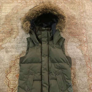 Gstar Raw Dunväst - Gstar dunväst. Liten i storleken. Luva går att ta bort