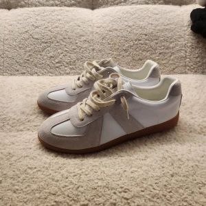 Maison Margiela Gats - EU44 - [inte autentiska] Säljer då de tyvärr är lite för små för mig, har egentligen 45 men råkade beställa 44 istället. Har ej kvar kartongen.