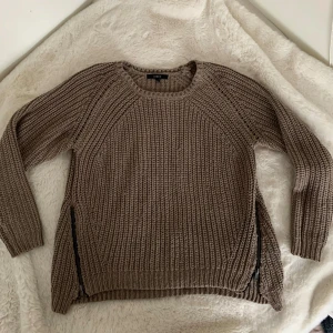 Brun stickad tröja  - Mycket gott skick! Två fungerande dragkedjor på båda sidorna! Perfekt nu till vintern 😊