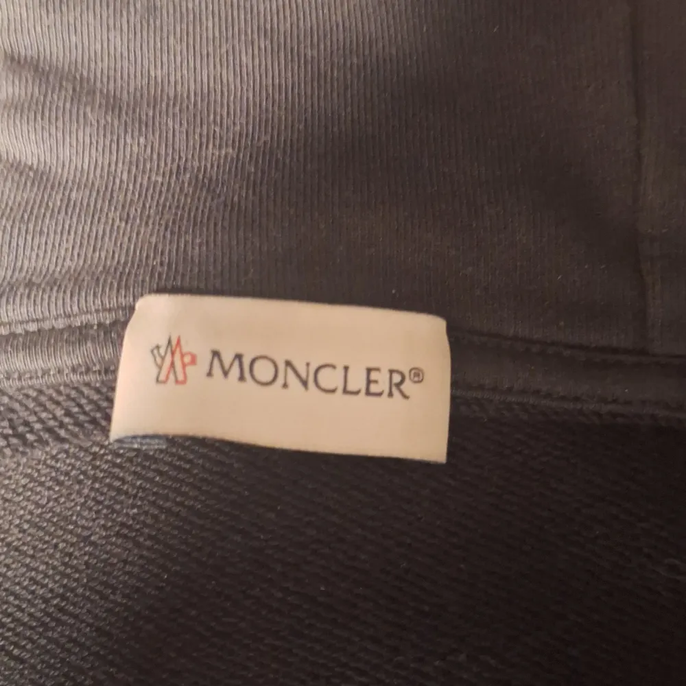 Säljer eller byter min moncler tröja, använt fåtal gånger skick 8/10 hör av dig vid frågor. Hoodies.