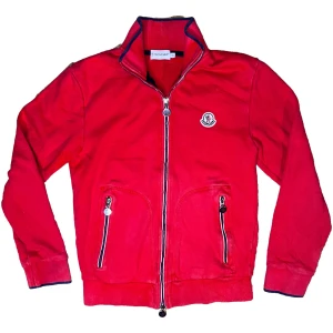 Moncler Maglia Zip - - Röd - Storlek: Small - Fint skick (9/10) - Nypris: 6000 SEK