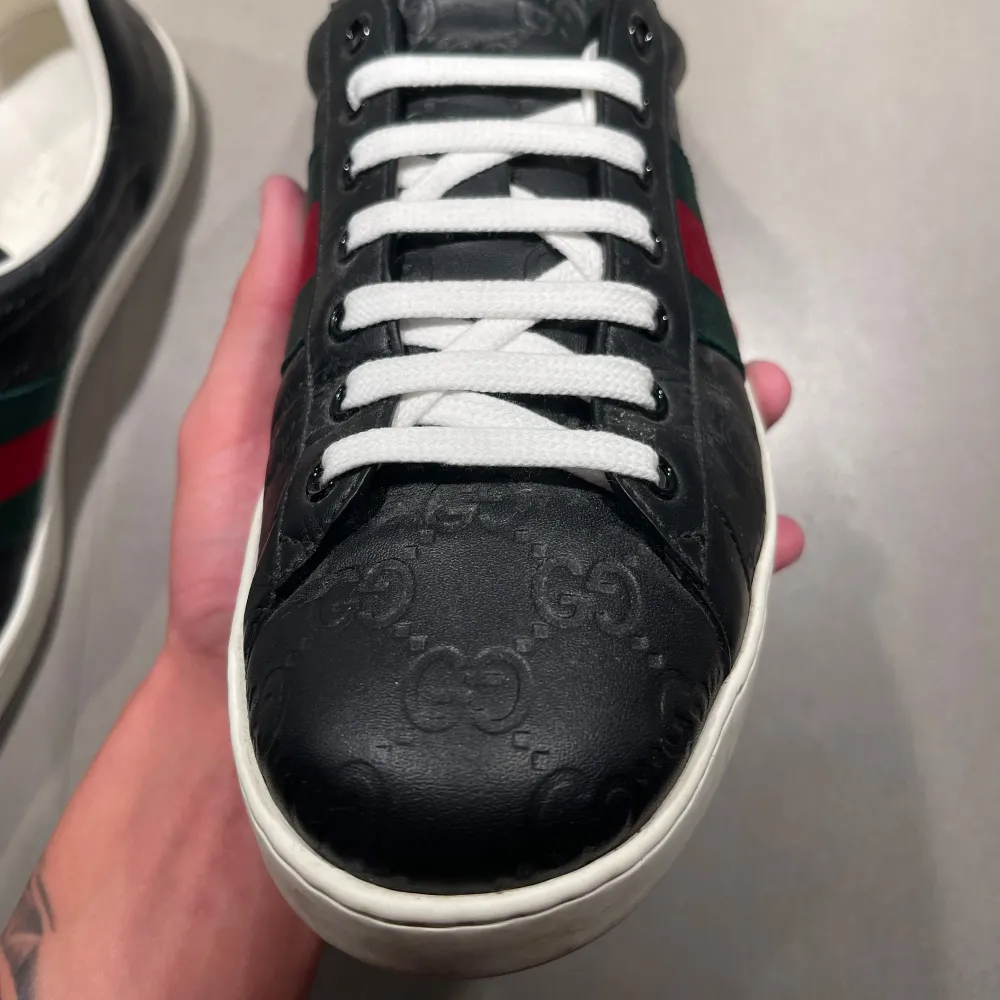 ‼️VI TAR EJ BYTEN‼️ Gucci ”ace” sneakers | Skick: 8/10 | Storlek (9) fits 43-44 | Endast Skopåse ingår | Fraktar inom 24H efter köp, på köparens bekostnad 📦 | Hör av dig vid minsta fråga eller fundering 💭. Skor.