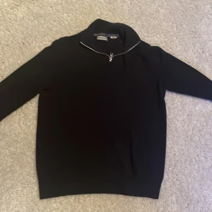 Svart Half zip  - Säljer min jack&jones half zip som är i otroligt bra skick. Färgen är svart och är väldigt lätt att matcha med. Vid snabb affär så går priset ner😉 Skickar även inom 1-5 timmar efter köpet om det funkar med tiden.