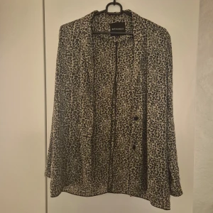 Jessica Blazer Leopard - Tunn blazer. 100% polyester  Sparsamt använd - mycket bra skick. 