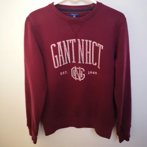 Vinröd sweatshirt från Gant - Vinröd sweatshirt från Gant. Storlek small. Fint skick.