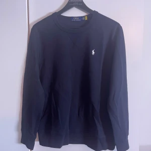 Ralph Lauren Sweatshirt  - Säljer en riktigt snygg Ralph Lauren sweatshirt i storlek M. Skicket är 10/10 då den endast är använd ett fåtal gånger. Väldigt skönt material!