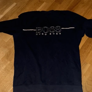 Hugo boss crewneck  - Skick 9/10. Inga defekter men inte helt oanvänd liksom.