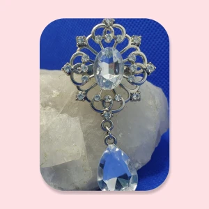 Klassisk Brosch med Kristall - Klassisk brosch  med silverfärgad metall och transparenta kristaller, oanvänd, mått är: 6 × 3 cm. ✨️Titta igenom alla mina upplagda och köp fler saker i bundle för att spara på frakten och få allt du köpt i ett och samma paket✨️