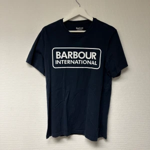 Svart t-shirt från Barbour International - Svart t-shirt från Barbour International i storlek M. Bra skick 