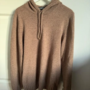 Stickad tröja - Säljer min stickade hoddie från dressman då jag inte använder den. Den är använd 2 gånger så idén är j nytt sick. Tveka inte på att höra av dig vid frågor eller funderingar.