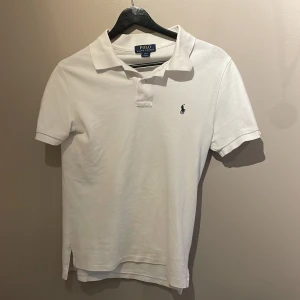 Ralph lauren pike vit  - Skick 9/10 1-3 dagar 🚚 tveka inte om ni har några frågor har små gula fläckar men inget som är nått som syns så mycket 