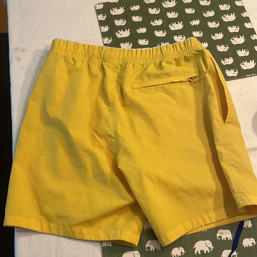 Säljer ett par ralph lauren badbyxor bara testade en gång, säljs pga att de ej passar. Shorts.