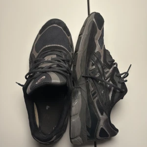 Asics gel nyc - Säljer ett par fräscha asics till ett bra pris.   Storlek 47 men passar strl 46 utmärkt 