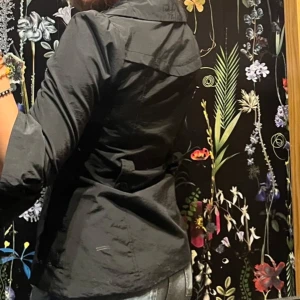 Kavaj - Overshirt/ kavaj / blus i svart med stora snygga knappar och fina detaljer💕