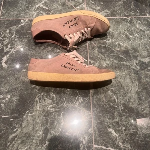 Saint Laurent skor  - Tja, säljer ett par ysl skor då de tyvärr int får den kärlek de förtjänar😕har tvättats sen bilderna togs och är i bra skick🧺kommer såklart med låda 🗃️ som vanligt är de äkta ✅skriv gärna vid frågor, pris går såklart att diskutera 💴 