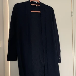 Kaftan/kofta från Kappahl - Fint skick. 90 cm från axel till nederkant 54 bröstmått