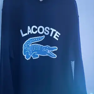 Helt ny marinblå lacoste tröja storlek L.priset kan kan diskuteras 