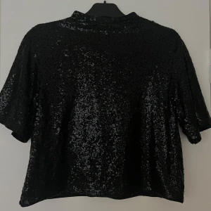 glitter topp - säljer denna då den bara användes förra året på nyår, passar perfekt till det eller fest 😍 som ny bara använd en gång 💕 sitter mer som en S, köparen står för frakten!