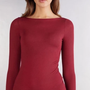 Intimissimi röd - Säljer min röda intimissimi tröja helt i nyskick aldrig använt, köpt i butik för 500 säljer för 350