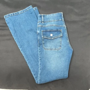 Oandvända jeans - Säljer dessa jeans så jag aldrig andvänder dem. Inget slitage eller fläckar m.m. (Färgen på de sista bilderna har lite dåligt ljus så därför ser jeansen mörkare ut än vad de är)💕