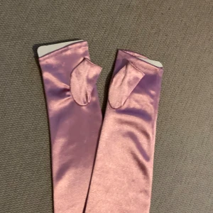 Babyrosa bal handskar - Långärmade handskar med avskuren del för fingrarna! Perfekt till formella tillställningar eller om man vill vara Barbie under Halloween!