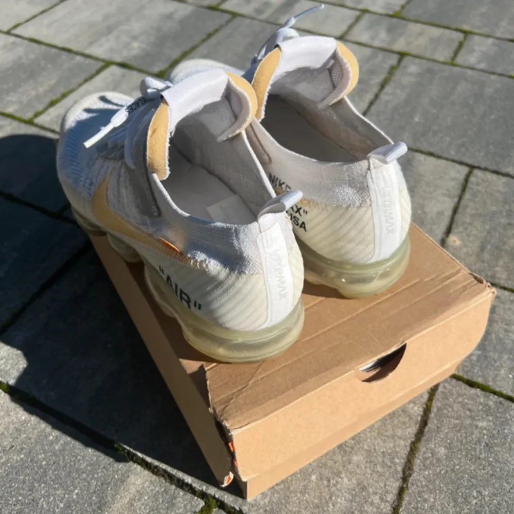 Vita off white vapormax  Storlek 44 / US 10 Cond: 8,5/10  Box med laces. No tag  Kvitto / legit check finns   Tar trades och bud. Pris kan diskuteras . Skor.