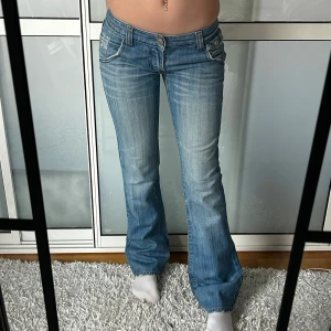Lågmidjade bootcut jeans  - Lågmidjade bootcut jeans, uppskattad storlek xs/26. Innerbenslängd: 79 midjemått:36. Köp sker via köp nu, jag postar inom 24h. Kvar tills markerad såld såld. 
