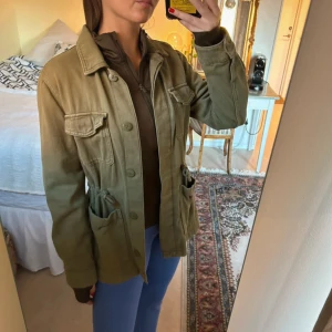 Militär jacka - Militärgrön jacka med fickor och detaljer. Snygg passform. Från Tom Taylor Denim. Stl S. Jättebra skick!💚 Perfekt till våren och hösten.