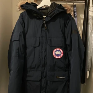 Canada goose parka - Tjena, säljer en snygg canadagoose jacka. Fint skick inga fläckar eller märken. Varm å skön perfekt nu till vintern. Osäker på äktheten så kom med bud. Storleken är märkt xs men passar mer som en s eller liten m.