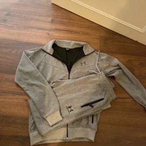 Under armour dress - En skön under armour dress i storlek M. Sitter något mindre i storleken så skulle kunna passa S också. Mycket bra skick.