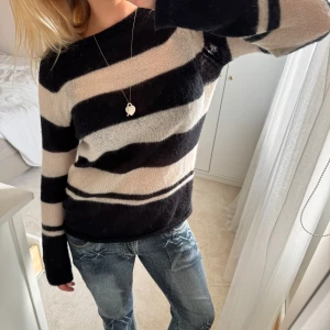 Randig stickad  - Randning stickad tröja från Filippa K i storlek M. Så så fin🖤