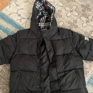 Burberry jacka - Helt ny Burberry jacka storlek M Jätteskön och fin  Priset kan diskuteras vid snabb affär 