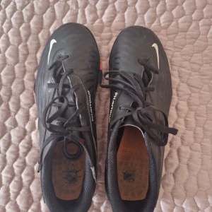Fotbollsskor Nike  - Skick helt okej,några små märken men inget man tänker på, se bilder. Annars fräscha och inga större slitage. Storlek : EUR 38,5