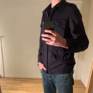 Arket Fieldjacka - Marinblå🔵 - Säljer denna sjukt snygga fieldjackan från Arket✅Skicket på jackan är 10/10 och inga defekter förekommer!✅ Storleken är M och passformen är grym!✅ Jackan är perfekt nu till hösten och bara att höra av dig vid minsta fråga eller fundering🍁😁