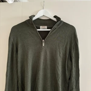 Stickad GRAN SASSO half-zip - Riktigt snygg grön stickad half-zip i S/M från det exklusiva märket gran sasso. Använt ett fåtal gånger och är alltså i super skick. Nypris skulle kunna ligga på 5000kr tror jag men säljer för 899kr! Hör av dig kring frågor!