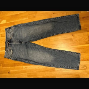 Levis straight fit - Använda 2 gånger. Dem är i perfekt skick. Storlek 34/32. Köpta i affär för 1299 mitt pris 249. Tveka ej på frågor eller prisförslag. Frakt betalas av köpare och fraktas via Plick regler.