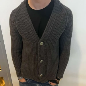 Soft goat cashmere cardigan - Tja! Säljer nu min kashmir cardigan från soft goat😊 nypris ligger runt 3-4000 men den är slutsåld överallt. Den är av 100% Kashmir och riktigt är brutalt skön, mycket bra passform och perfekt nu till höst/vinter. Storlek M, modellen är 180 och 72 kg